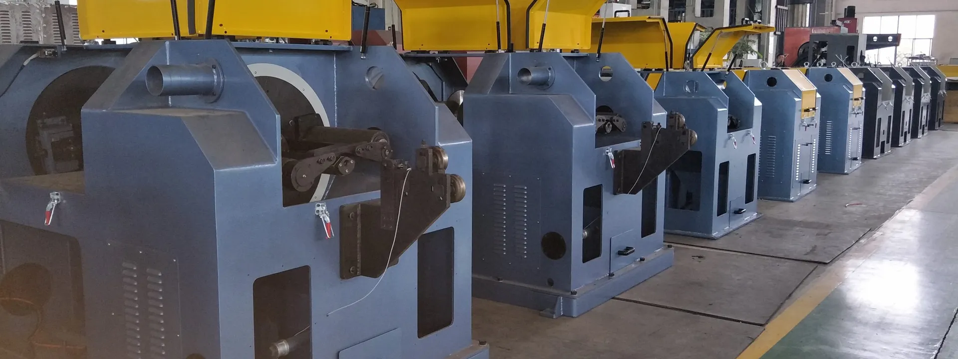 Sanding belt descaling equipment in a workshop