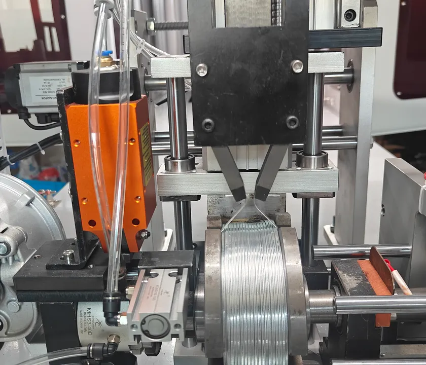 SF-180 winding and automatic tying station with a wire coil