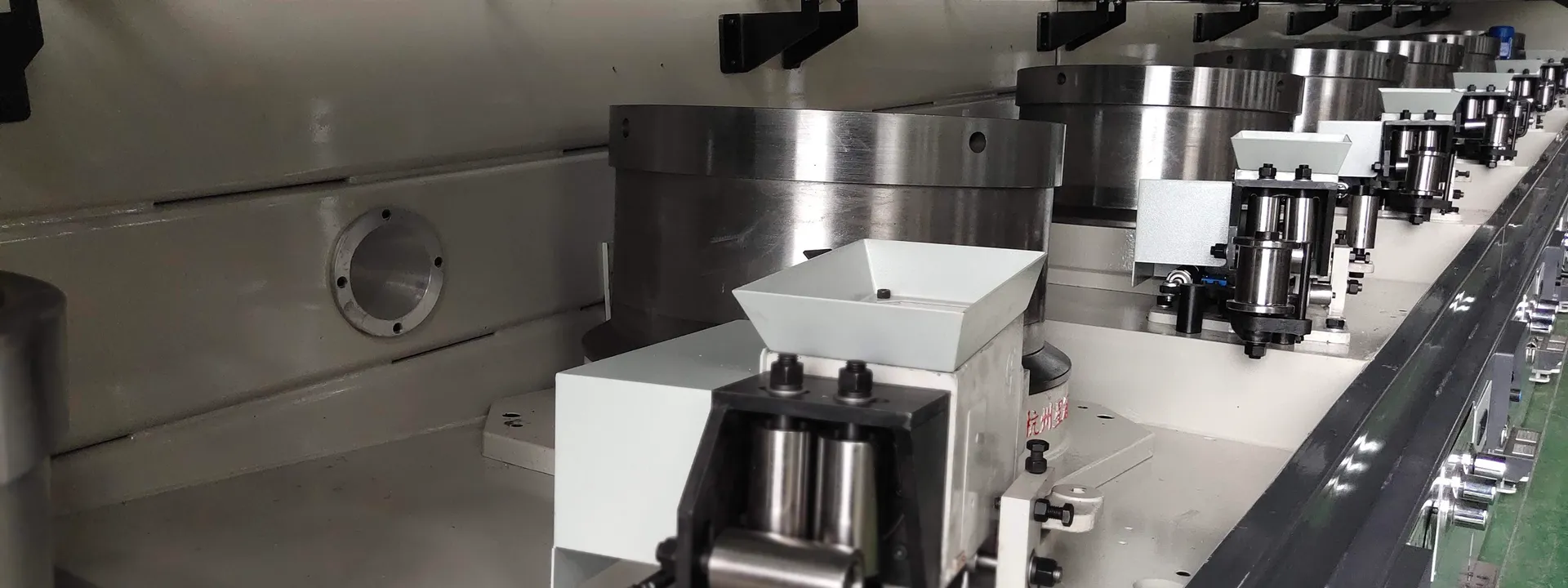Wire drawing capstans and guide rollers